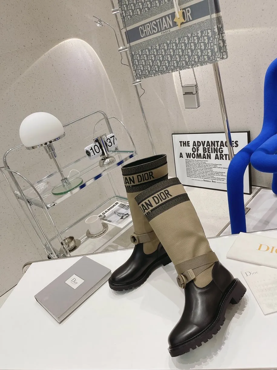 👟👟Ex-factory price 640👟👟 The highest version of Dior CD autumn and winter boots, retro work boots, one-on-one, easy to wear, good-looking and handsome Material: imported calfskin upper spliced with the latest imported technology electric embroidery fabric (not ordinary fly woven fabrics on the market) + water-dyed cowhide lining (not sheepskin lining on the market) + original molded T👟👟factory price U outsole + original molded letter buckle + latest original box packaging at the counter Heel height: 3CM Code number: 35-40